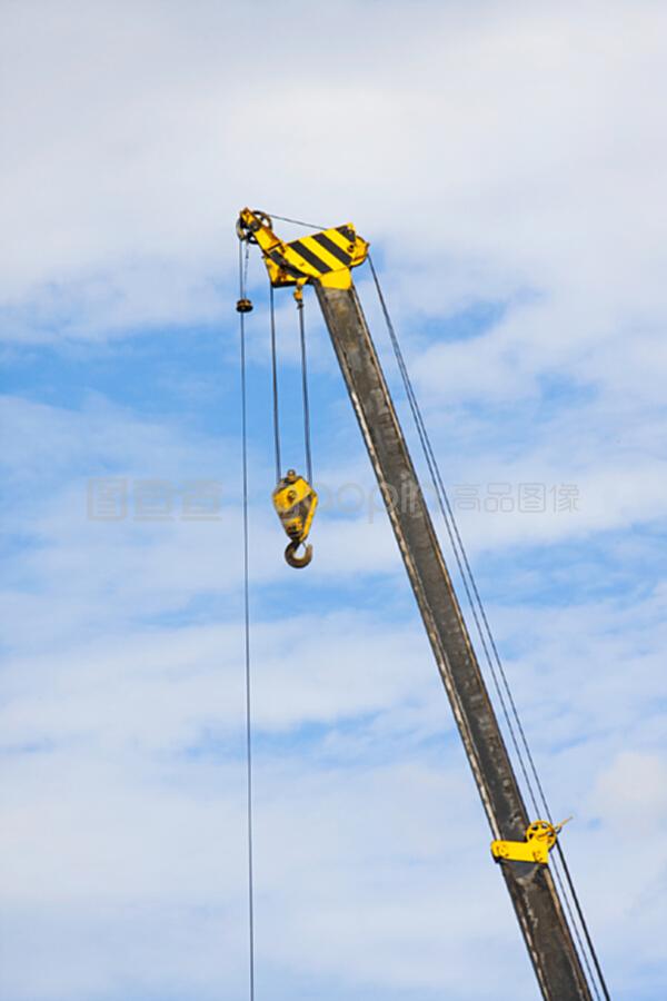 起重機手與起重設備 專業操作與精密機械的完美結合